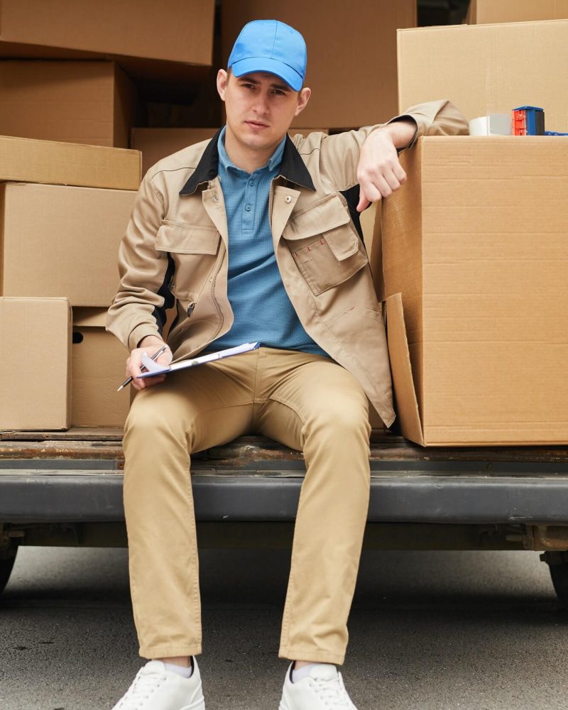 courier making delivery 1.jpg